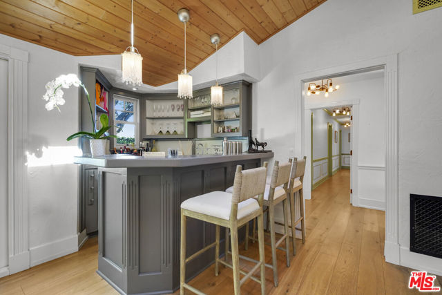 6052 Merritt Drive, Malibu CA: https://media.crmls.org/mediaz/8d3fbdc7-6a2a-4741-9288-fff9c92d324e.jpg