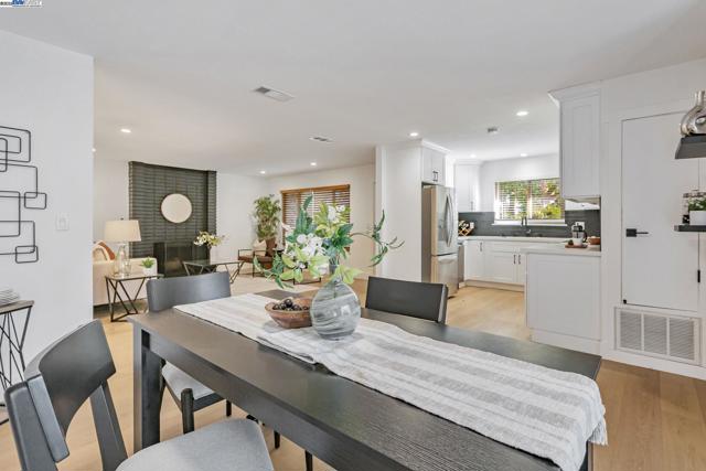 6976 Allegheny Dr, Dublin CA: https://media.crmls.org/mediaz/8d404385-6cfd-42fe-a294-eb01d017ea9a.jpg