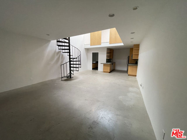 555 Rose Avenue, Venice CA: https://media.crmls.org/mediaz/8d40e828-7082-417e-9f85-0984608afc06.jpg