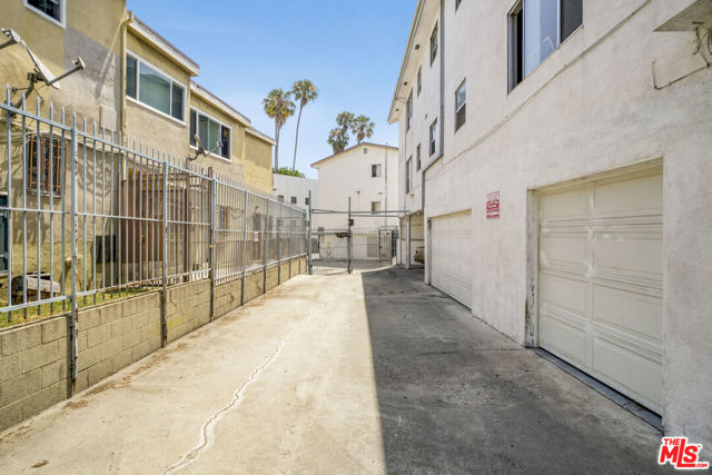 4505 Santa Rosalia Drive, Los Angeles CA: https://media.crmls.org/mediaz/8d42849c-974c-4dfc-888d-e8aae89ac8b7.jpg