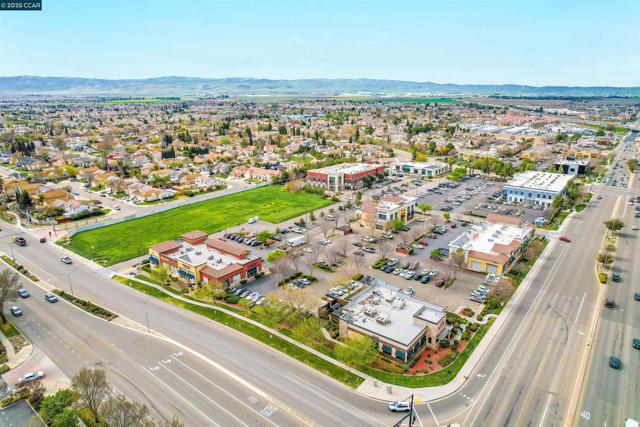 1974 Paradise Valley Ct, Tracy CA: https://media.crmls.org/mediaz/8d452975-baf5-4227-b657-dc543572b8ad.jpg
