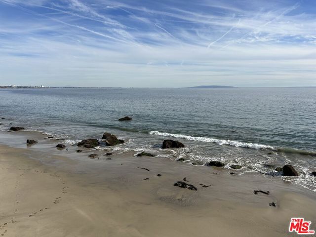 19640 Pacific Coast Highway, Malibu CA: https://media.crmls.org/mediaz/8d464d48-c8c0-4332-bac8-f9e842280be9.jpg