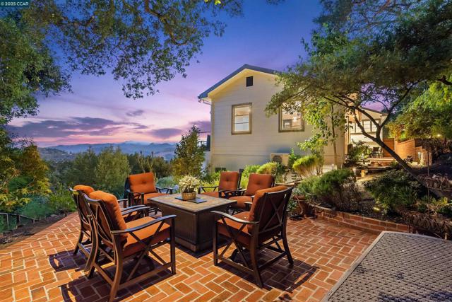 24 La Campana Rd, Orinda CA: https://media.crmls.org/mediaz/8d465638-8e61-4610-a152-80e1eb3867d9.jpg