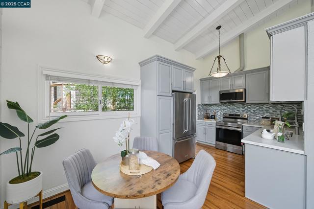 50 Brookwood Rd, Orinda CA: https://media.crmls.org/mediaz/8d46b471-7546-4e42-aa4b-5999cf03937c.jpg