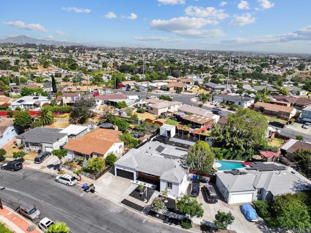 2333 Ridge View Drive, San Diego CA: https://media.crmls.org/mediaz/8d46b8df-17a0-49a1-b5f2-1ab2342e3419.jpg