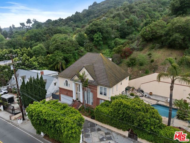 2431 Benedict Canyon Drive, Beverly Hills CA: https://media.crmls.org/mediaz/8d46d30f-e54c-42cf-a62e-f55aac2d73b3.jpg
