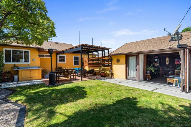 6677 W 88th St, Los Angeles CA: https://media.crmls.org/mediaz/8d470a39-8e56-4798-8f72-2617e490b6c7.jpg