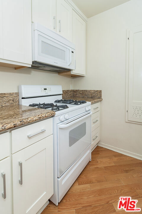 5303 Cahuenga Boulevard, C photo 4