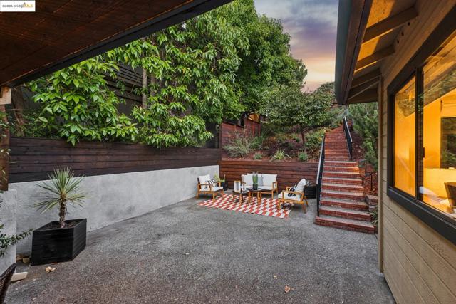 17032 Broadway Ter, Oakland CA: https://media.crmls.org/mediaz/8d49a09b-f9e4-42e6-8301-38b0f4042281.jpg