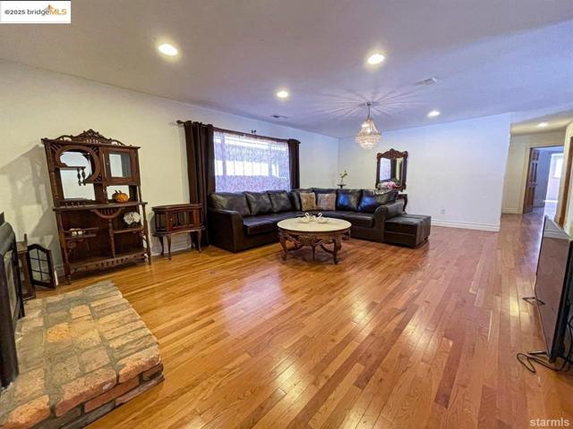 864 San Francisco Ave, South Lake Tahoe CA: https://media.crmls.org/mediaz/8d4a8826-d1ce-48be-9b92-f31c9952bce2.jpg