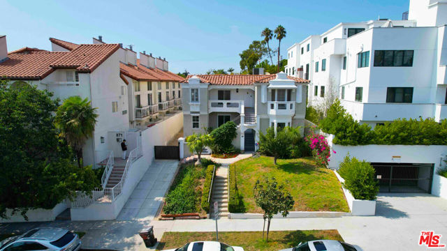865 S Lucerne Boulevard, Los Angeles CA: https://media.crmls.org/mediaz/8d4aebcb-cf51-48a8-b2d8-3a9d1afe9cc2.jpg