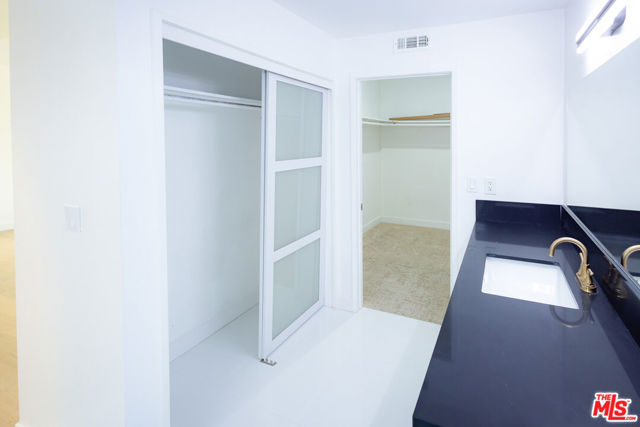 21329 Mulholland Drive, Woodland Hills CA: https://media.crmls.org/mediaz/8d4bab11-1fa0-44f0-8983-f9f93d0ad0be.jpg