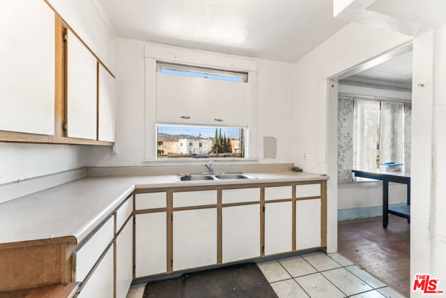 1011 N N Heliotrope Drive, Los Angeles CA: https://media.crmls.org/mediaz/8d4d1cc1-274d-4b2d-ac00-9270263d983c.jpg