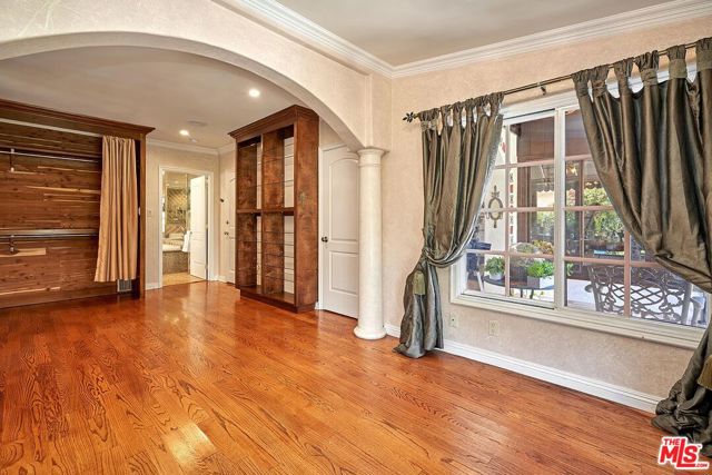 424 N Arden Boulevard, Los Angeles CA: https://media.crmls.org/mediaz/8d4d321e-cc6e-4ce4-8a4c-d1949e291f28.jpg