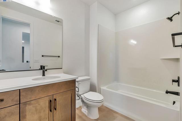 665 River Bend Dr, Lathrop CA: https://media.crmls.org/mediaz/8d4d55dd-a25e-4a69-9452-68d0461c2ecc.jpg