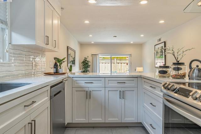 947 Crane Ave, Foster City CA: https://media.crmls.org/mediaz/8d4da1aa-d09f-4f8f-b803-8e47469dc2b2.jpg