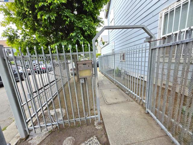 10468 West Court, Oakland CA: https://media.crmls.org/mediaz/8d4ea85d-a22b-459c-9e5f-9f3f4a58f566.jpg