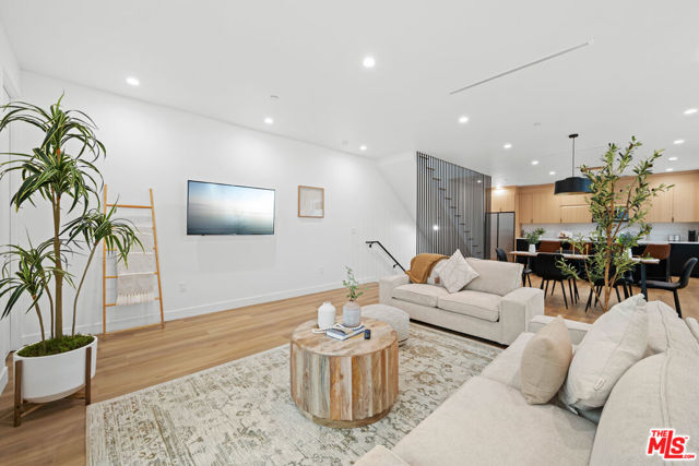 841 N Mccadden Pl, Los Angeles CA: https://media.crmls.org/mediaz/8d4ee696-bae5-4f77-a4ee-0179496fdcc9.jpg