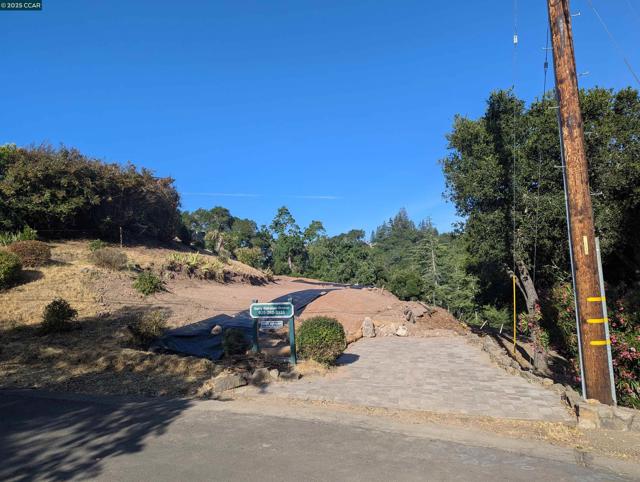 13 St James Court, Orinda CA: https://media.crmls.org/mediaz/8d4f6eec-0031-4c74-8adb-e3ce2395e440.jpg