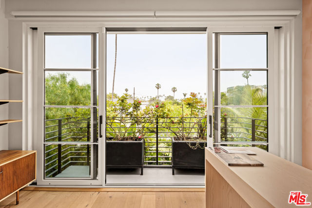 2341 Wilson Avenue, Venice CA: https://media.crmls.org/mediaz/8d4fb766-9c3f-4490-8c16-7cf9f7ea0d46.jpg