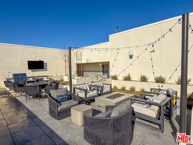 201 N La Brea Avenue, Inglewood CA: https://media.crmls.org/mediaz/8d4fbe75-b5c6-4375-8246-8a855e33c265.jpg