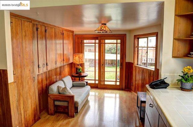 986 Kains Ave, Albany CA: https://media.crmls.org/mediaz/8d4ffd84-188a-474d-a187-7ce3310814a7.jpg