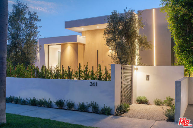 341 N Kings Road, Los Angeles CA: https://media.crmls.org/mediaz/8d50c738-db39-42f7-98c8-194128022593.jpg
