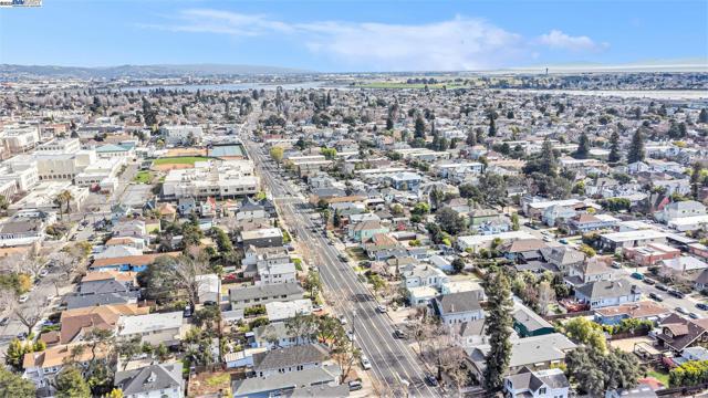 2120 Encinal Ave, Alameda CA: https://media.crmls.org/mediaz/8d50ee19-a9e4-41ba-a680-aa2265c3e020.jpg