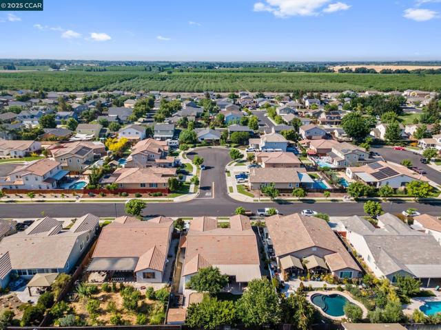 7100 Metcalf Way, Hughson CA: https://media.crmls.org/mediaz/8d520890-4bce-4462-b4b5-bf13d5c892d5.jpg