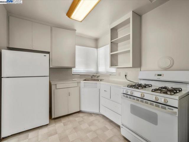 19979 Wisteria St, Castro Valley CA: https://media.crmls.org/mediaz/8d52f99e-18ab-40fc-9747-962f0b816983.jpg