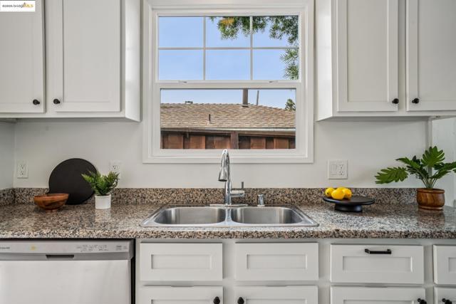 4006 Lincoln Ave, Oakland CA: https://media.crmls.org/mediaz/8d5315d9-797f-43a8-bb95-43c373e58d0a.jpg