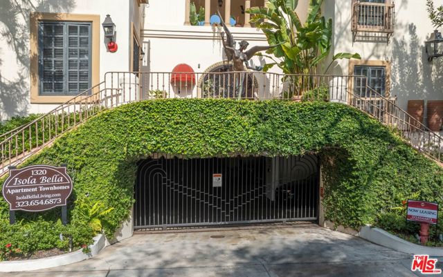 1320 N Harper Avenue, West Hollywood CA: https://media.crmls.org/mediaz/8d53b099-97f4-42e3-82af-623da33dafc9.jpg