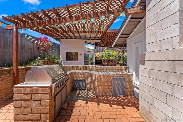 925 Moody Dr, Escondido CA: https://media.crmls.org/mediaz/8d5542e9-6272-4ec8-ac7d-00b72931041f.jpg