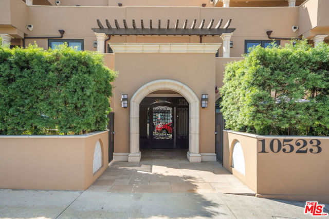 10523 Ashton Avenue, Los Angeles CA: https://media.crmls.org/mediaz/8d55bc41-17e8-47cb-9903-885f90205a1e.jpg