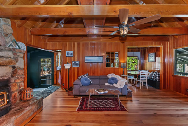 300 E Aeroplane Boulevard, Big Bear CA: https://media.crmls.org/mediaz/8d56190e-2b47-425b-a9bc-a649dded0237.jpg