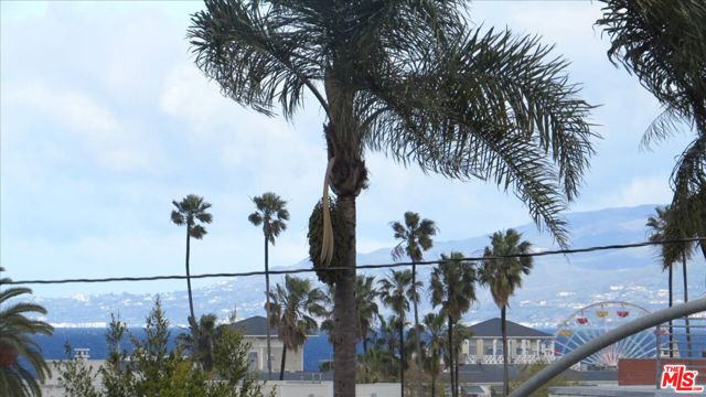 2311 4th Street, Santa Monica CA: https://media.crmls.org/mediaz/8d5690d5-6e61-429e-bc24-7a256a5327c3.jpg