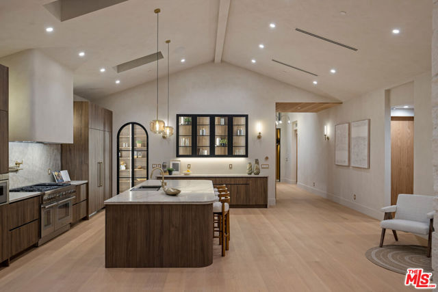 4029 East Boulevard, Los Angeles CA: https://media.crmls.org/mediaz/8d571318-2c53-4753-b237-06b494e3baae.jpg