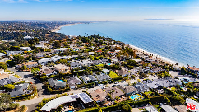 245 Tranquillo Road, Pacific Palisades CA: https://media.crmls.org/mediaz/8d58461f-b356-43b4-b045-9890e3dd7ff3.jpg