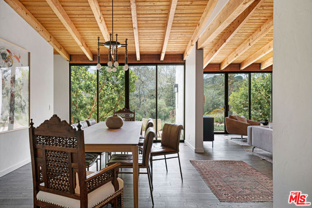 901 Crater Camp Drive, Calabasas CA: https://media.crmls.org/mediaz/8d599fbf-af18-4cc8-b26d-9c132905548f.jpg