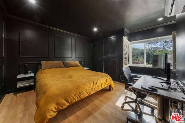 933 17th Street, Santa Monica CA: https://media.crmls.org/mediaz/8d5a634f-1beb-453d-80f7-d4dfad586710.jpg