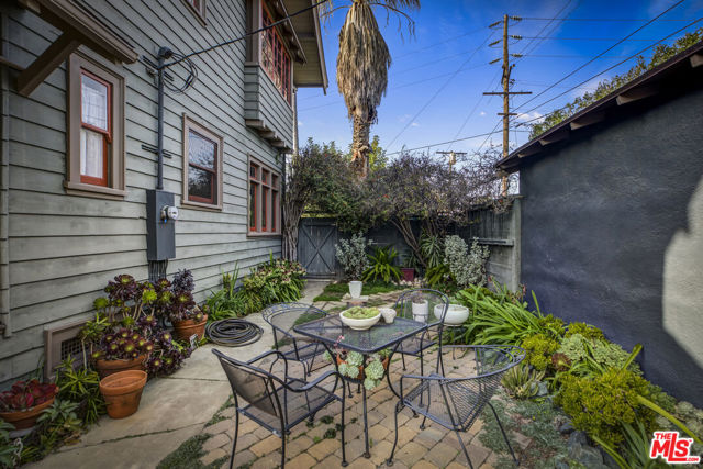 2102 W 24th Street, Los Angeles CA: https://media.crmls.org/mediaz/8d5afc44-0a37-48f5-b342-7976c1cee646.jpg