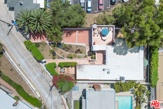 6216 Primrose Avenue, Los Angeles CA: https://media.crmls.org/mediaz/8d5b2dd5-8f9a-4446-8a51-57d7fe333053.jpg