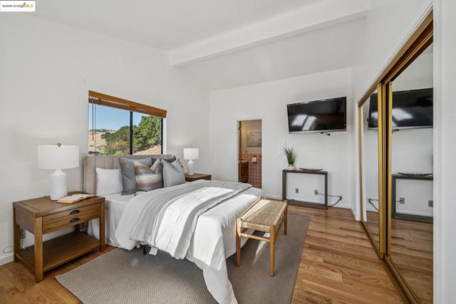 9090 Castlewood St, Oakland CA: https://media.crmls.org/mediaz/8d5b47d8-9449-47bb-b802-556df4fa2b48.jpg