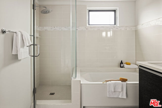 310 Washington Boulevard, Marina del Rey CA: https://media.crmls.org/mediaz/8d5d6248-e52f-474e-b990-80b3fcd719ed.jpg