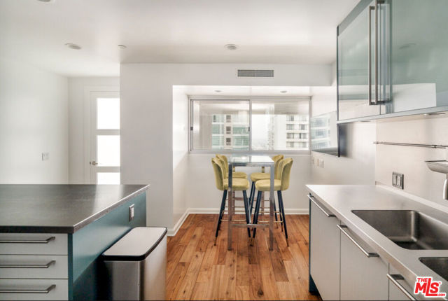 10375 Wilshire Boulevard, Los Angeles CA: https://media.crmls.org/mediaz/8d5de5e6-2384-4d3c-84fb-b9adc7d3ef19.jpg