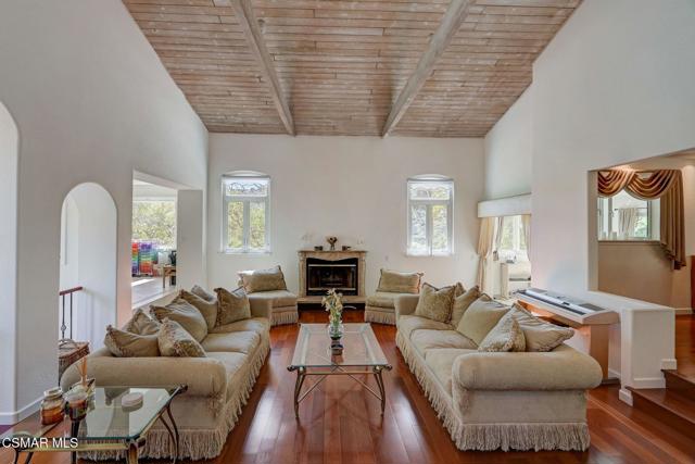 7 Bell Canyon Road, Bell Canyon CA: https://media.crmls.org/mediaz/8d5e9fc4-990a-41d2-8d8d-4adb5655988b.jpg