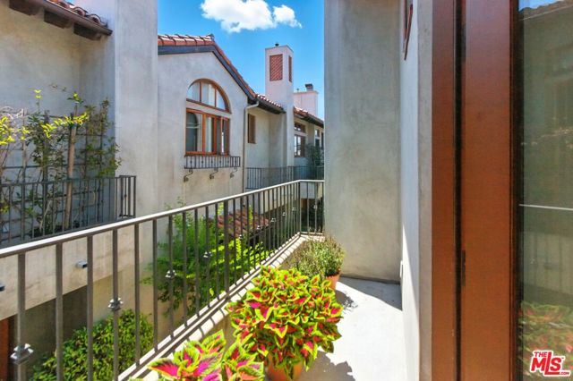 838 16th Street, Santa Monica CA: https://media.crmls.org/mediaz/8d5eba4f-3b5d-42eb-9c0d-ec3d59a9fbfb.jpg