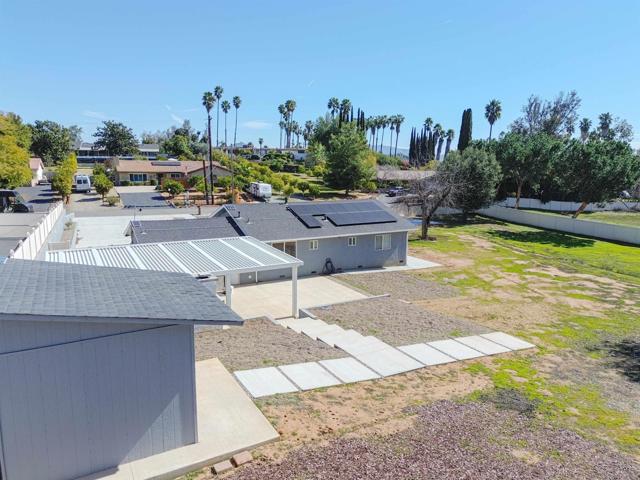 1996 Rohn Rd, Escondido CA: https://media.crmls.org/mediaz/8d5fafa3-2195-4352-b575-5708a2841b09.jpg