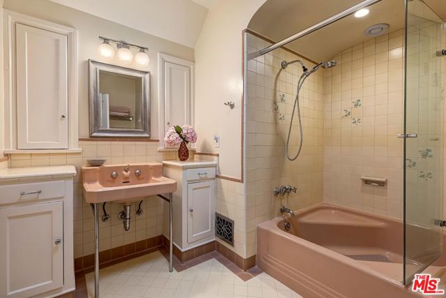 10798 Weyburn Avenue, Los Angeles CA: https://media.crmls.org/mediaz/8d5fb79f-f774-47ac-9d70-7ba8613cb0ac.jpg