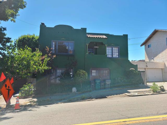 1621 E 38Th St, Oakland CA: https://media.crmls.org/mediaz/8d60f954-d320-41bc-8c60-f8191a4f3893.jpg